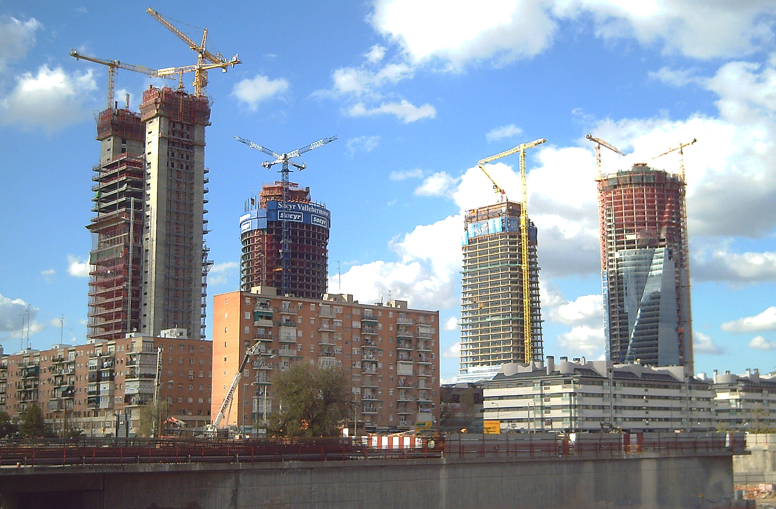 Vista del complejo empresarial Cuatro Torres Business Area (CTBA) en construcción desde la estación ferroviaria de Chamartín, en Madrid (España).